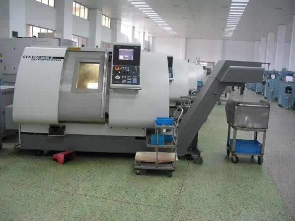 主要技术指标：程序控制进刀、更换刀具；并根据零件料选择合适的进给量，很好的保证了产品车削精度。